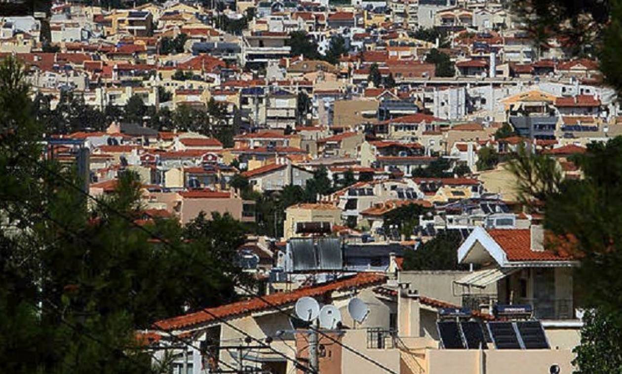 Το μισό εισόδημα του Έλληνα πάει σε φόρους και για τη συντήρηση του σπιτιού