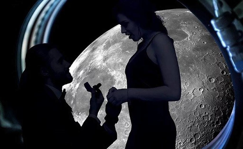 Πρακτορείο προσφέρει πακέτο για πρόταση γάμου γύρω από τη Σελήνη - Πόσο κοστίζει 