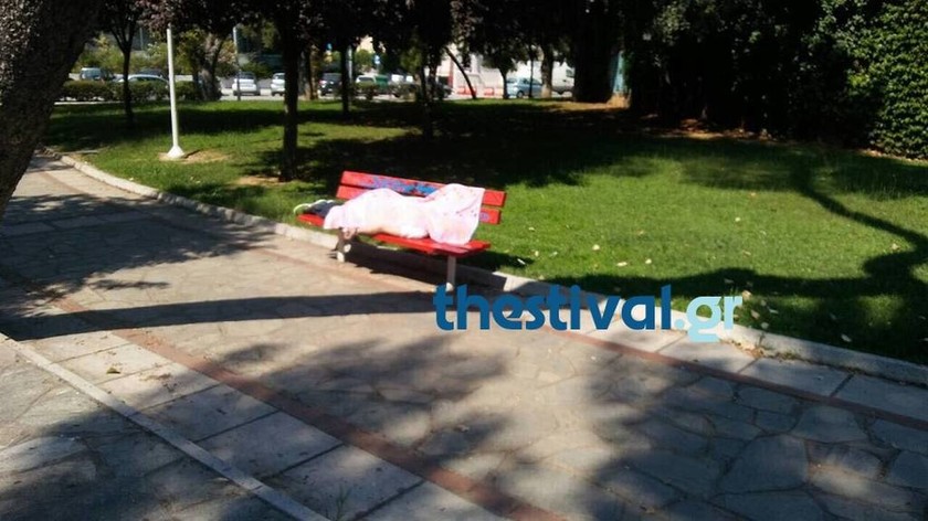 «Πάγωσε» το αίμα περαστικών στη Θεσσαλονίκη: Τον βρήκαν νεκρό σε παγκάκι μέρα μεσημέρι (pics)