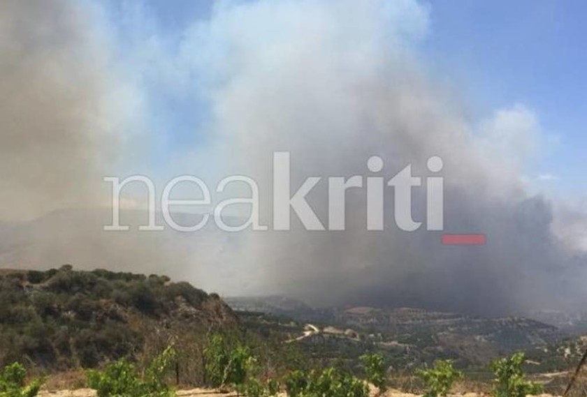 Σητεία: Σε ύφεση, αλλά με συνεχείς αναζωπυρώσεις η φωτιά στην περιοχή Αχλάδια (pics)