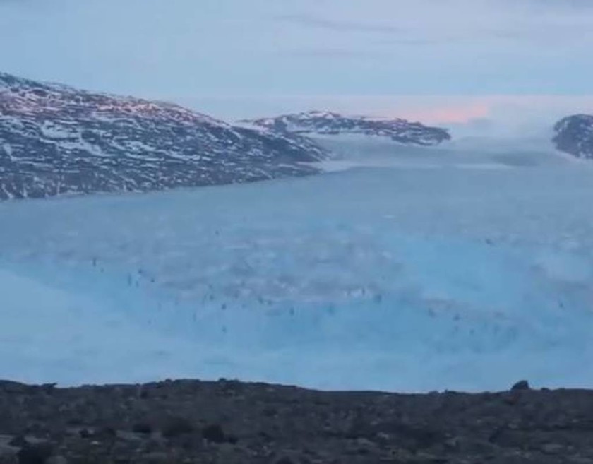 Γροιλανδία: Παγόβουνο στο μέγεθος λόφου απειλεί χωριό (pics&vids)