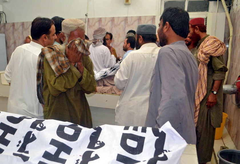 Εικόνες ΣΟΚ στο Πακιστάν: Βομβιστής - καμικάζι σκόρπισε το θάνατο σε προεκλογική συγκέντρωση