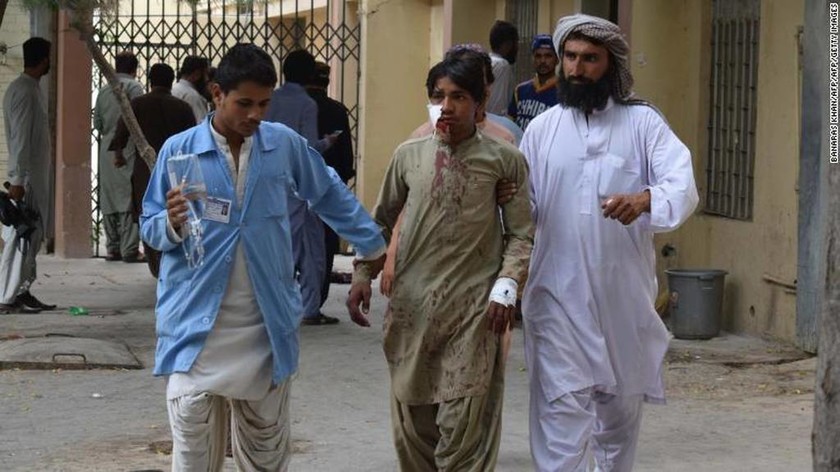 Εικόνες ΣΟΚ στο Πακιστάν: Βομβιστής - καμικάζι σκόρπισε το θάνατο σε προεκλογική συγκέντρωση