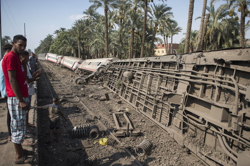 Αίγυπτος: Τουλάχιστον 55 τραυματίες από εκτροχιασμό τρένου (pics)