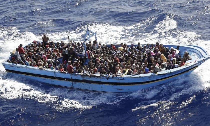 «Θρίλερ» στη Μεσόγειο: Αρνούνται τη διάσωση ακυβέρνητου πλοίου με 450 μετανάστες