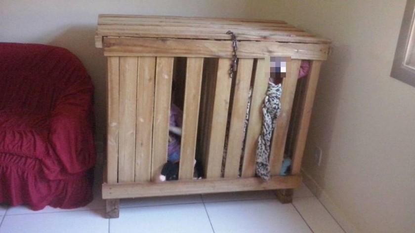 Φρίκη στη Βραζιλία: Κλείδωναν τα τρίχρονα παιδιά τους σε ξύλινο κασόνι για να μην τους ενοχλούν! 