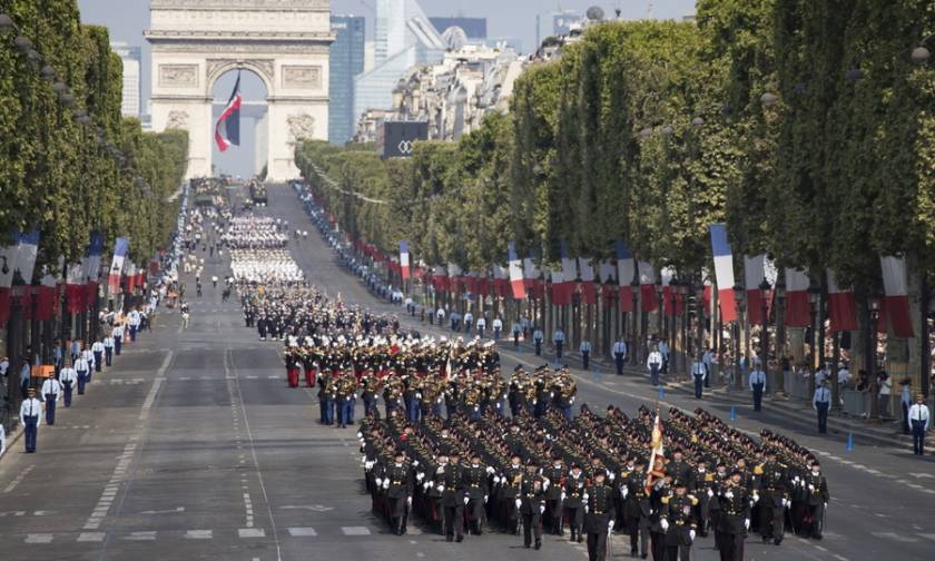 Γαλλία: Παρέλαση με μεγαλοπρέπεια και... απρόοπτα για τους εορτασμούς της 14ης Ιουλίου (pics+vid)