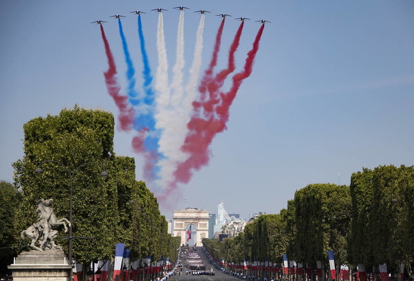 Γαλλία: Παρέλαση με μεγαλοπρέπεια και... απρόοπτα για τους εορτασμούς της 14ης Ιουλίου (pics)
