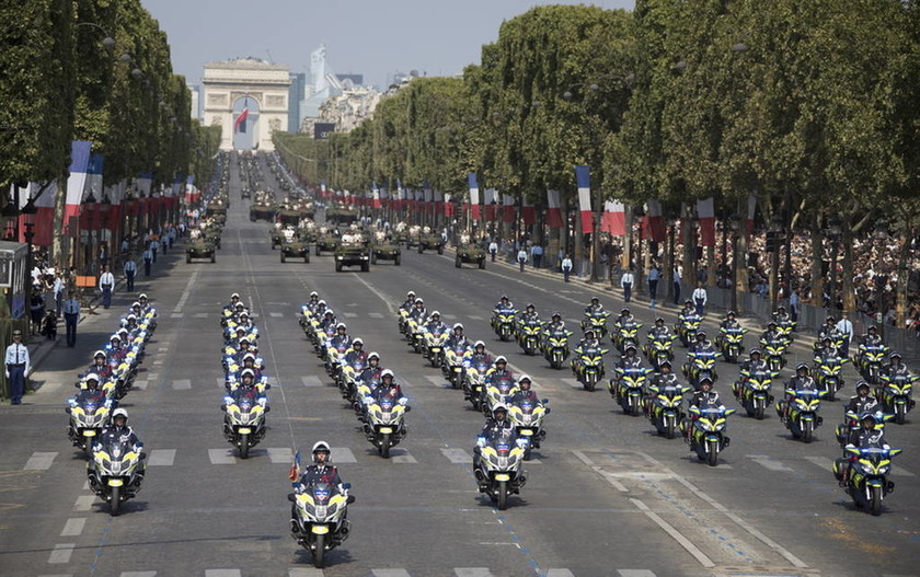 Γαλλία: Παρέλαση με μεγαλοπρέπεια και... απρόοπτα για τους εορτασμούς της 14ης Ιουλίου (pics)