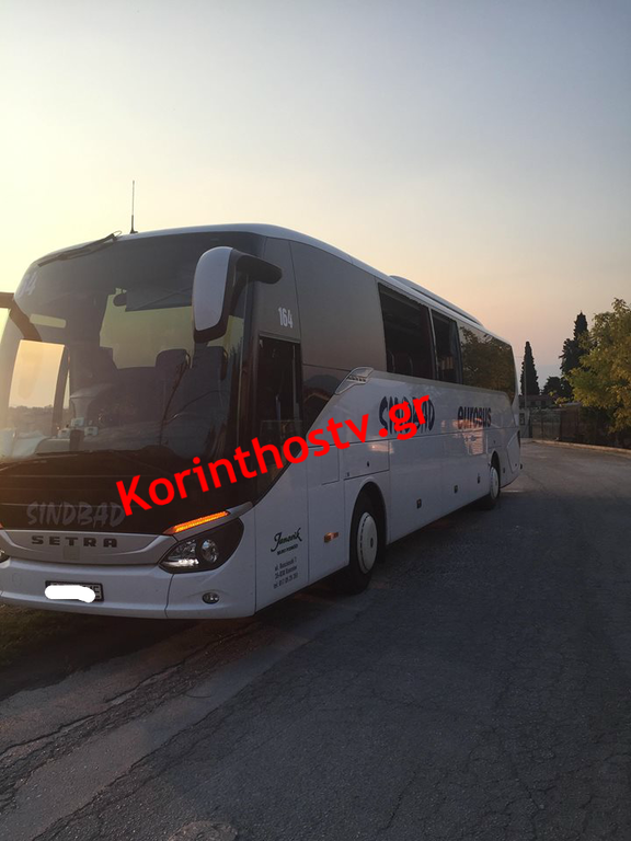 Κόρινθος: Τουριστικό λεωφορείο «σφήνωσε» σε σπίτι 