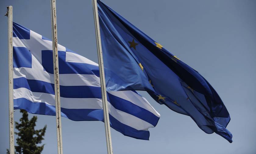 Guardian: Κανείς δεν πιστεύει ότι η Ελλάδα θα αποπληρώσει το χρέος