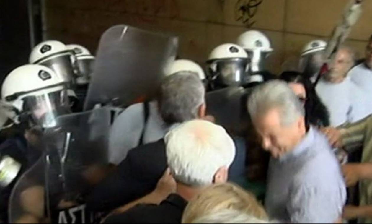 Ένταση στο κέντρο της Αθήνας: Μέλη της ΠΟΕΔΗΝ «πολιόρκησαν» το υπουργείο Οικονομικών (vid)