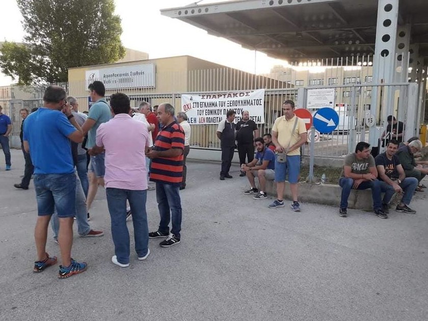 Ένταση στη Φλώρινα: Μέλη της ΓΕΝΟΠ απέκλεισαν την πύλη του ΑΗΣ Μελίτης (pics)