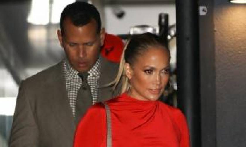 Η Jennifer Lopez μας δείχνει πώς φοριέται το κόκκινο και... τερματίζει το κοντέρ!