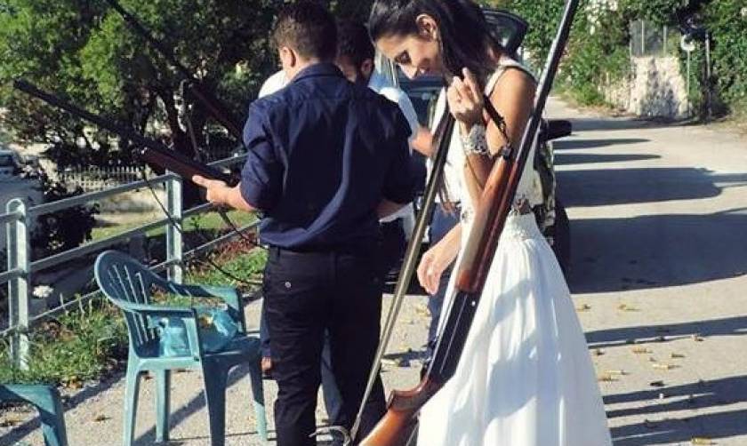 Λεβέντισσα νύφη παίρνει την καραμπίνα της και πάει να παντρευτεί στην Εκκλησία