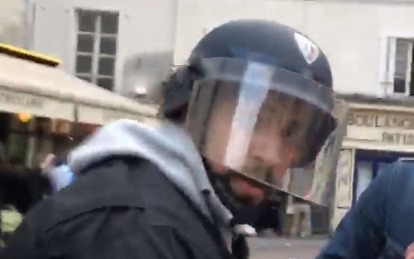 Σάλος στη Γαλλία με βίντεο που καταγράφει συνεργάτη του Μακρόν να ξυλοκοπεί άγρια διαδηλωτή (Vid)