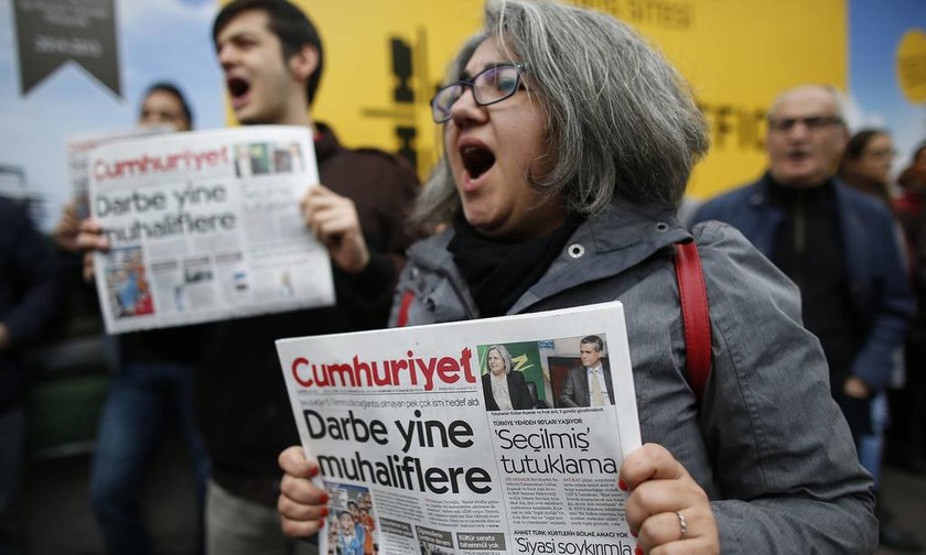 Χούντα Ερντογάν στην Τουρκία: Κλείνουν στη φυλακή δημοσιογράφο για «αντικαθεστωτικό» άρθρο