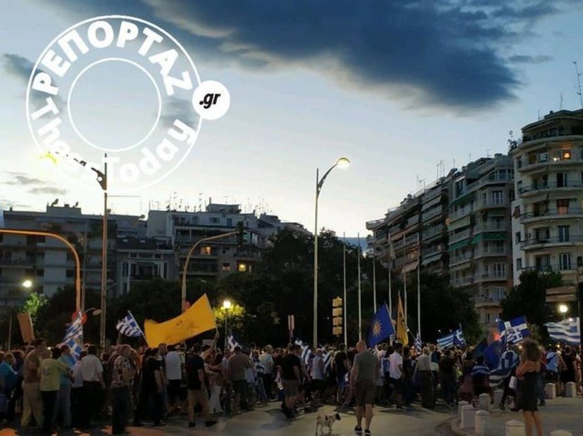 Θεσσαλονίκη: Διαδήλωση για τη Μακεδονία στον Λευκό Πύργο – Επιτέθηκαν σε περαστικό (Pics)