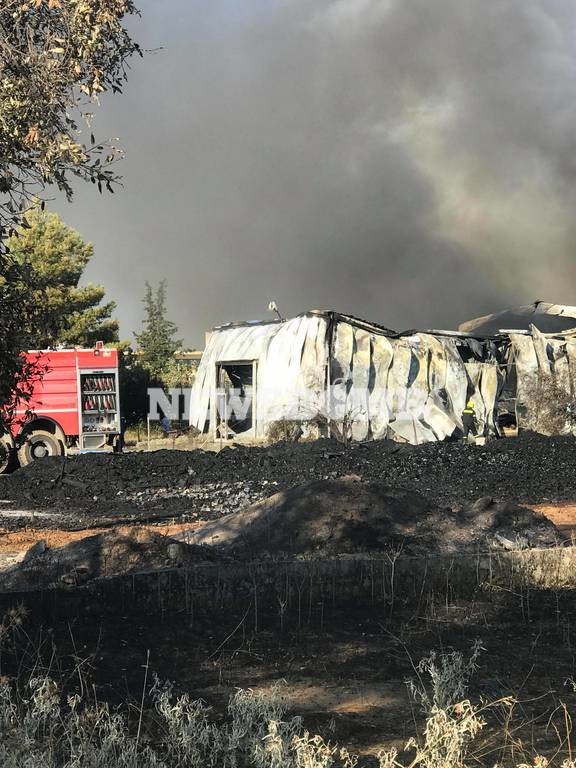 Φωτιά Αχαρνές: Υπό έλεγχο η πυρκαγιά σε αποθήκη - Αποκλειστικές εικόνες του Newsbomb.gr