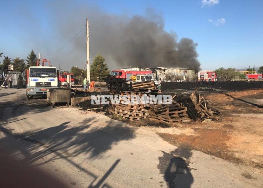 Φωτιά Αχαρνές: Υπό έλεγχο η πυρκαγιά σε αποθήκη - Αποκλειστικές εικόνες του Newsbomb.gr