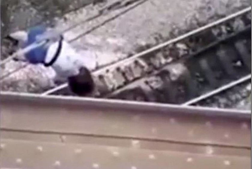 Έπεσε από γέφυρα προσπαθώντας να βγάλει selfie  