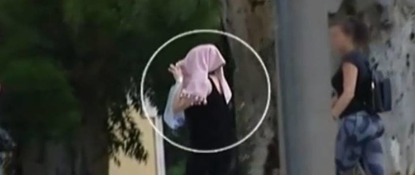 Ανατριχίλα προκαλεί βίντεο – ντοκουμέντο με την 55χρονη που χαράκωνε βρέφη σε εμπορικά κέντρα  