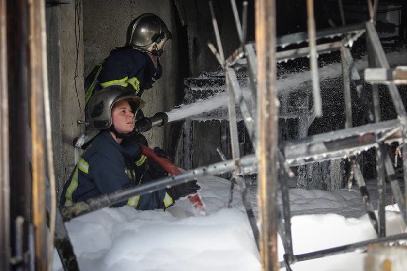 Εικόνες καταστροφής από μεγάλη φωτιά σε βιοτεχνία με κεριά στο Μεταξουργείο (pics)