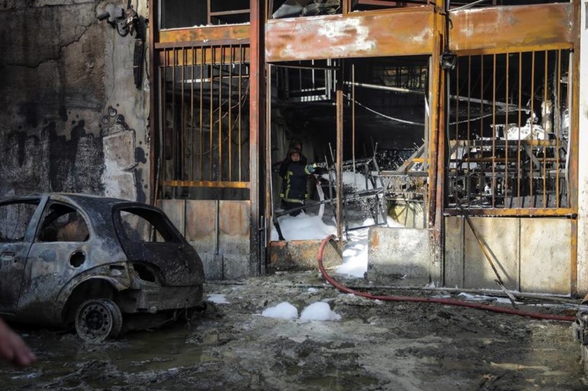 Εικόνες καταστροφής από μεγάλη φωτιά σε βιοτεχνία με κεριά στο Μεταξουργείο (pics)