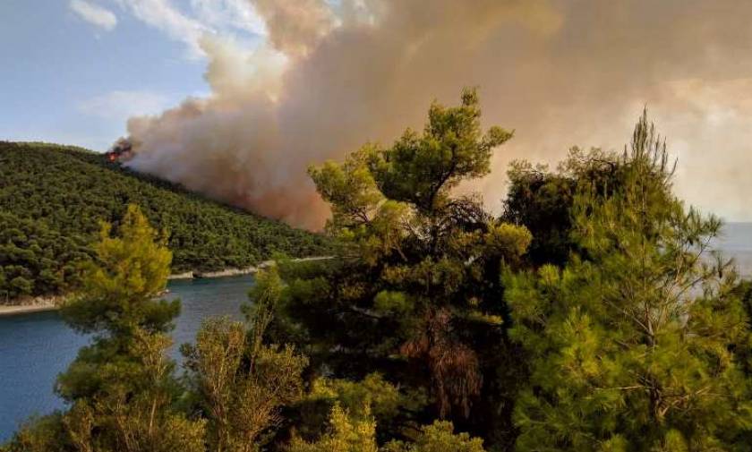 Μεγάλη πυρκαγιά στη Σκόπελο – Συγκλονιστικές εικόνες από τον πύρινο εφιάλτη