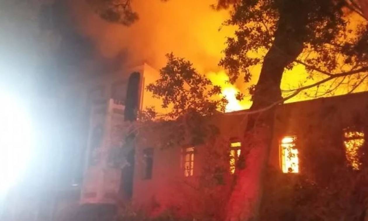 Φωτιά: Στις φλόγες το Πολεμικό Μουσείο στα Χανιά - Εικόνες καταστροφής