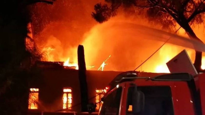 ΕΚΤΑΚΤΟ – Φωτιά τώρα: Στις φλόγες το Πολεμικό Μουσείο στα Χανιά (pics-vid)