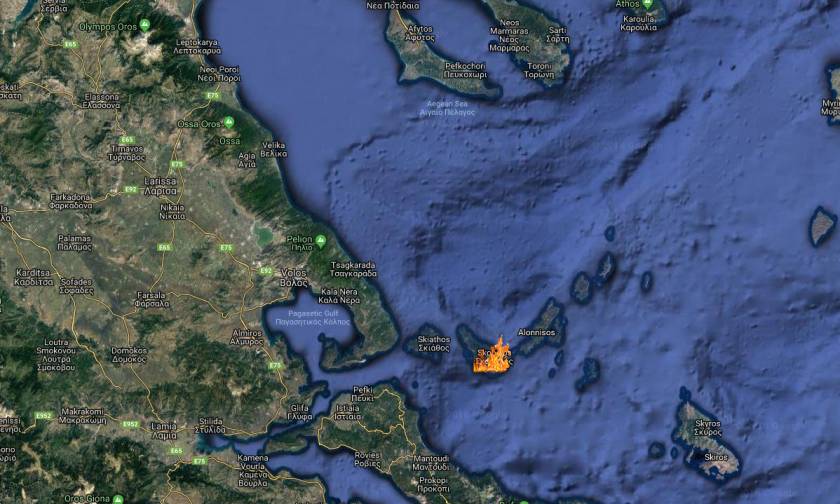 Φωτιά στη Σκόπελο: Δύσκολη νύχτα στο νησί - Ενισχύθηκαν οι Πυροσβεστικές δυνάμεις (χάρτες)