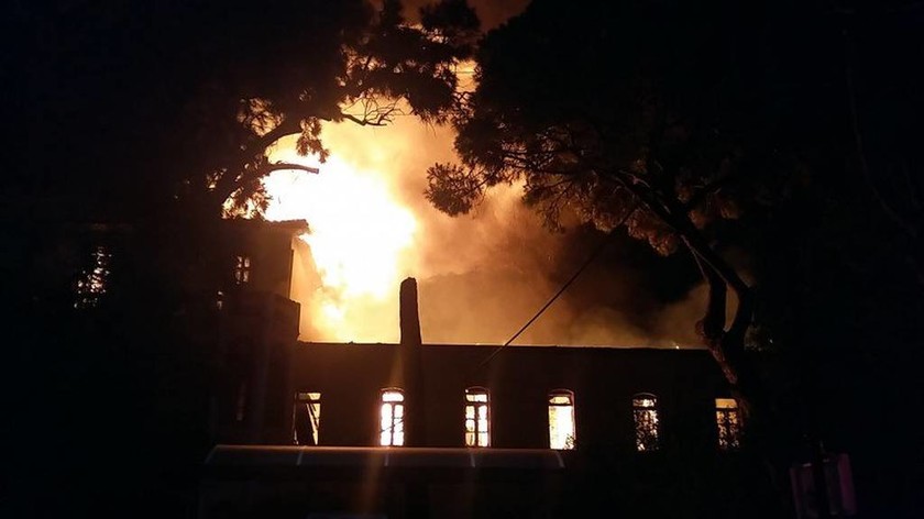 Φωτιά: Τεράστια η καταστροφή στο Πολεμικό Μουσείο των Χανίων - Υπό έλεγχο η πυρκαγιά (pics+vids)