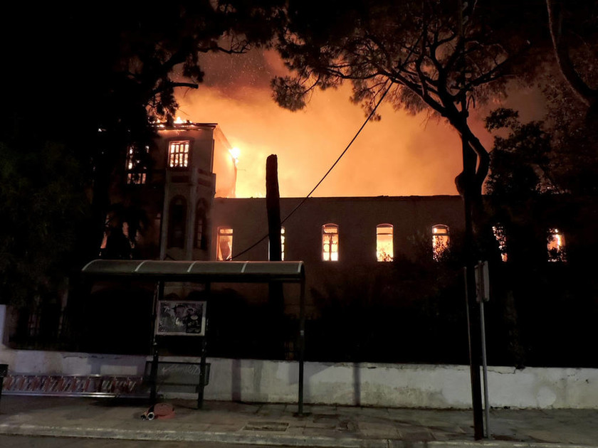 Χανιά: Παρανάλωμα του πυρός το Πολεμικό Μουσείο - Ολοκληρωτική η καταστροφή (pics&vids)