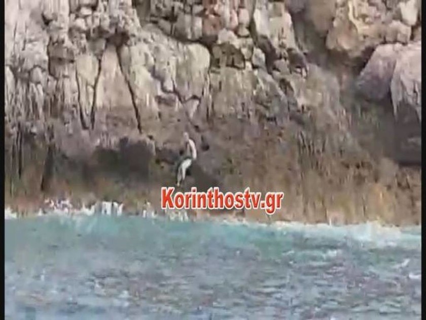 Συγκλονιστικό βίντεο από τη διάσωση ψαροντουφεκά που εγκλωβίστηκε σε βράχο 