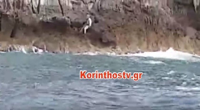 Συγκλονιστικό βίντεο από τη διάσωση ψαροντουφεκά που εγκλωβίστηκε σε βράχο 