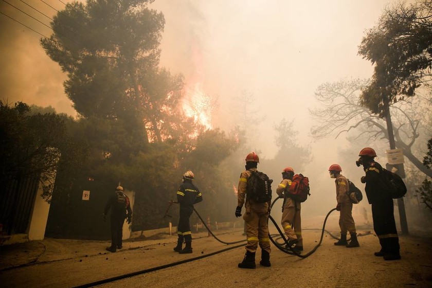 Φωτιά ΤΩΡΑ: Καίγονται σπίτια στην Κινέτα - Τρέχουν να σωθούν οι κάτοικοι