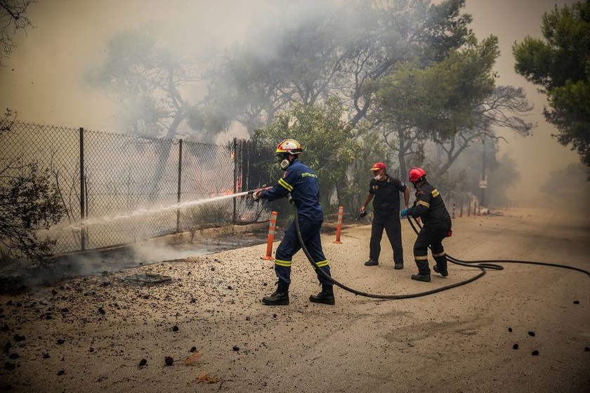 Φωτιά ΤΩΡΑ στην Κινέτα: Εκκενώθηκαν οικισμοί - Δείτε πού γίνεται εκτροπή κυκλοφορίας (vid)