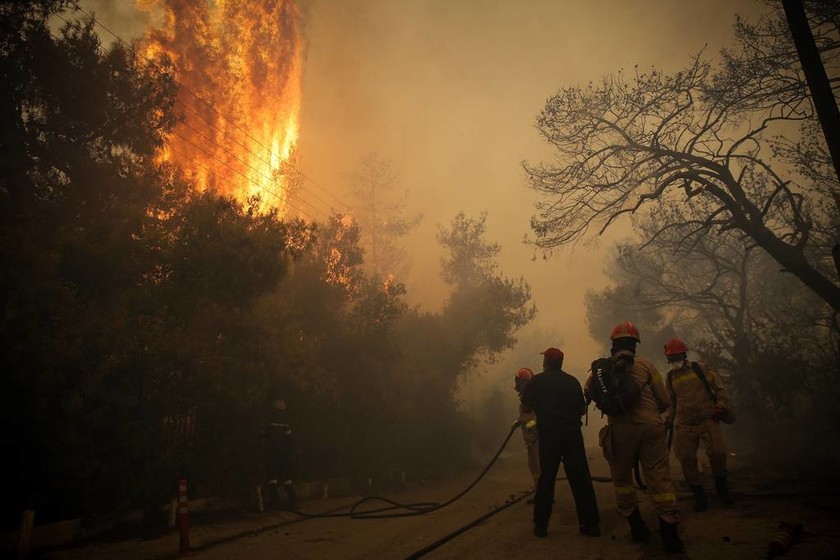 Φωτιά ΤΩΡΑ στην Κινέτα: Εκκενώθηκαν οικισμοί - Δείτε πού γίνεται εκτροπή κυκλοφορίας (vid)