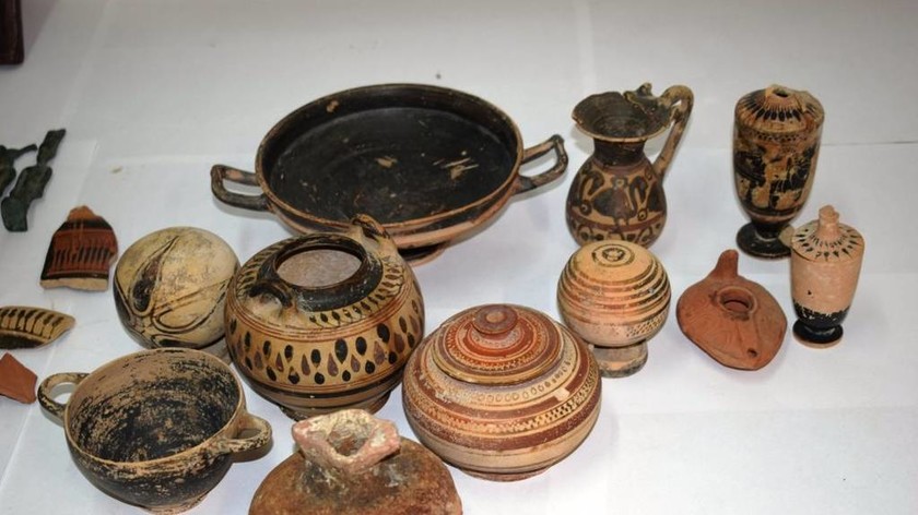 Ανάβυσσος: Συνελήφθη ζευγάρι για παράνομη κατοχή αρχαίων αντικειμένων