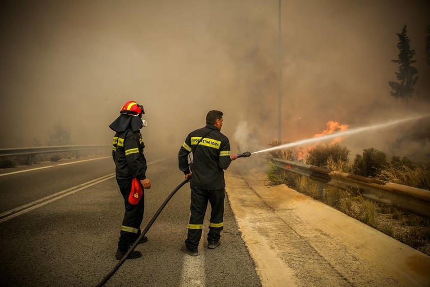 Φωτιά ΤΩΡΑ στην Κινέτα: Κλειστά και τα δύο ρεύματα της Εθνικής Οδού Αθηνών - Κορίνθου