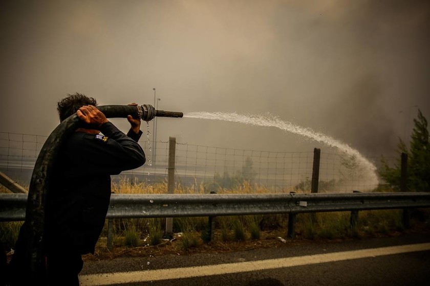 Φωτιά τώρα στην Κινέτα:«Πρόκειται για μία από τις πιο δύσκολες πυρκαγιές»