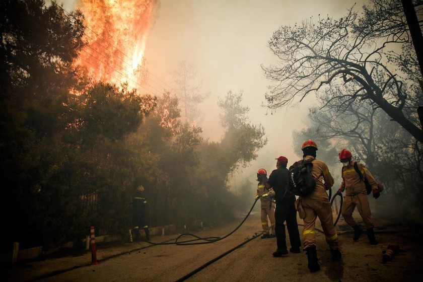 Πυρκαγιά στην Κινέτα: Διακοπές ρεύματος λόγω της φωτιάς