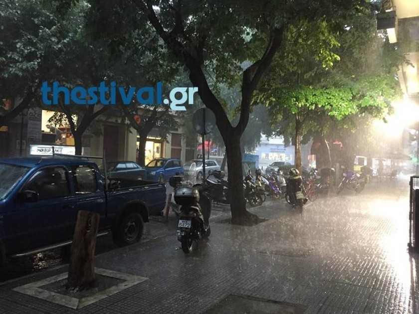 Καιρός Θεσσαλονίκη: Προβλήματα λόγω της καταρρακτώδους βροχής και χαλαζόπτωσης (vids)