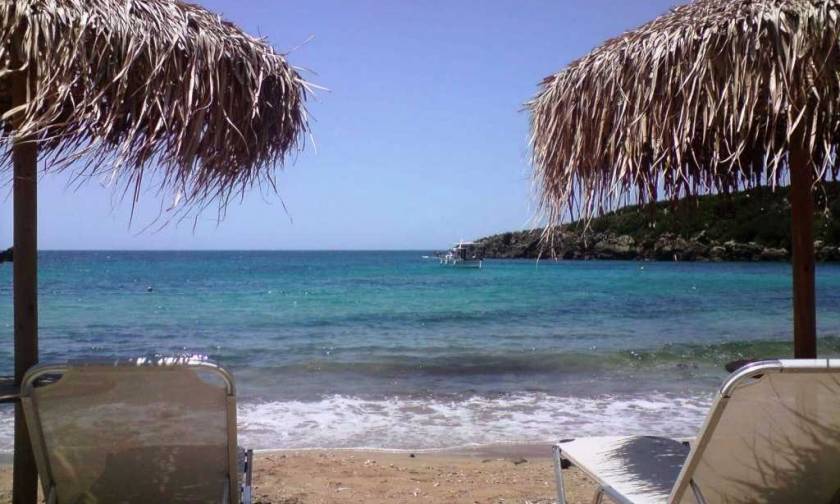 Κρήτη: Από την παραλία στα… κρατητήρια – Πλακώθηκαν για μία ξαπλώστρα