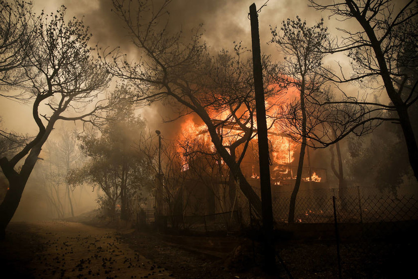 Πύρινη κόλαση στην Κινέτα: Οι φλόγες κατακαίουν τα πάντα στο διάβα τους – Συγκλονιστικές εικόνες