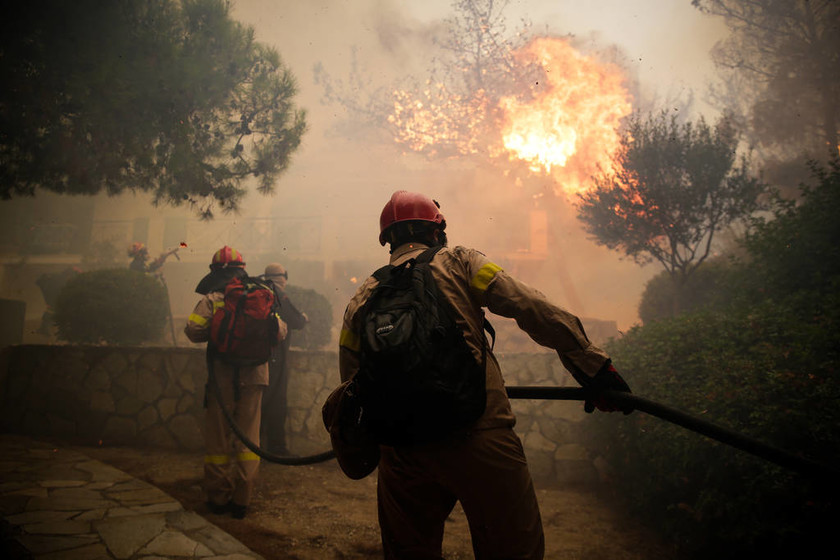 Πύρινη κόλαση στην Κινέτα: Οι φλόγες κατακαίουν τα πάντα στο διάβα τους – Συγκλονιστικές εικόνες