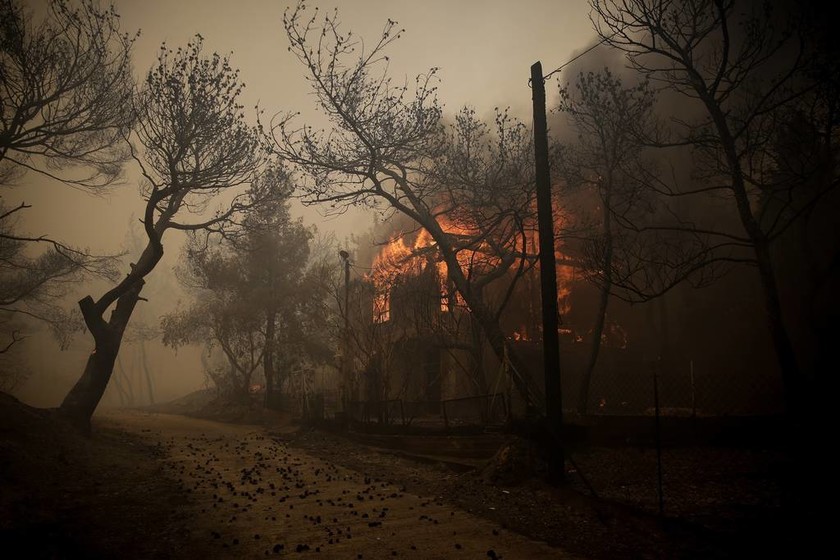 Φωτιά ΤΩΡΑ στην Κινέτα: Εγκλωβισμένη στις φλόγες τετραμελής οικογένεια