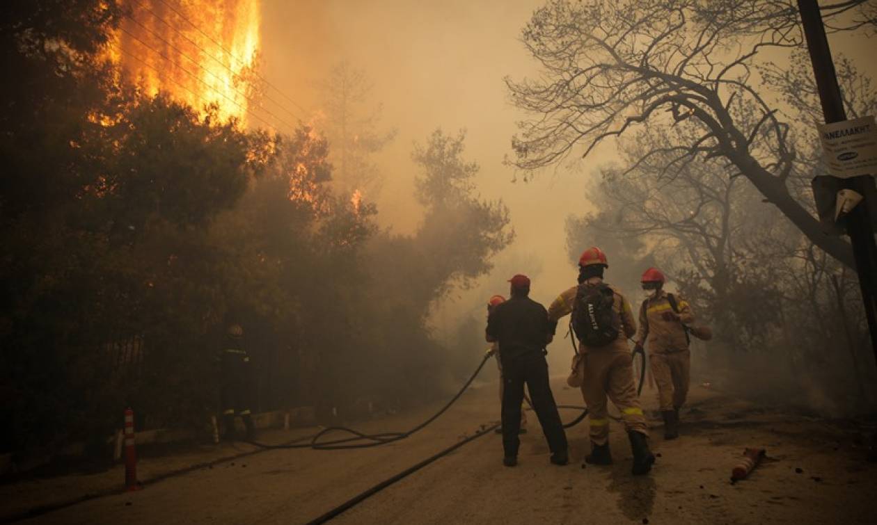 Φωτιά τώρα - Καίγεται η Ελλάδα: Ανεξέλεγκτα μέτωπα σε Κινέτα και Πεντέλη - Καίγονται σπίτια