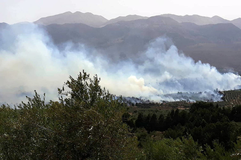 Φωτιά Χανιά: Ανεξέλεγκτη μαίνεται η πυρκαγιά στον Αποκόρωνα – Στην μάχη με τις φλόγες οι κάτοικοι
